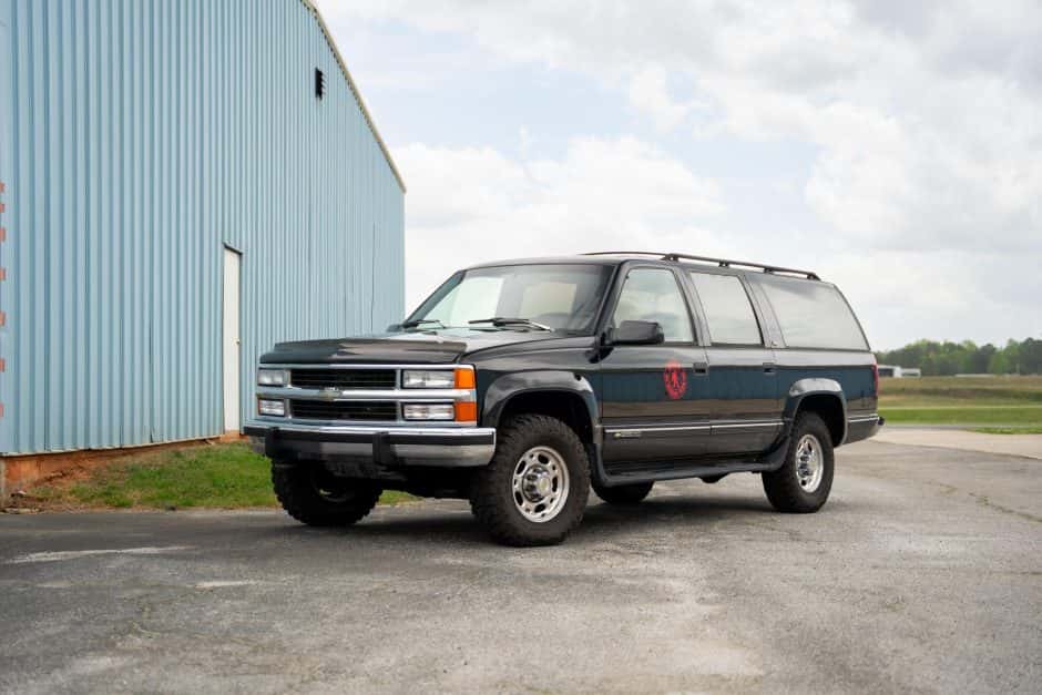 1993 Chevrolet Suburban (GMT400 1992-1999) sold for $12,375