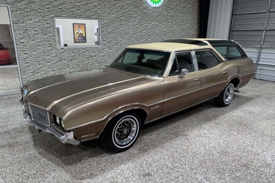 1972 Oldsmobile Vista Cruiser sold for $22,500