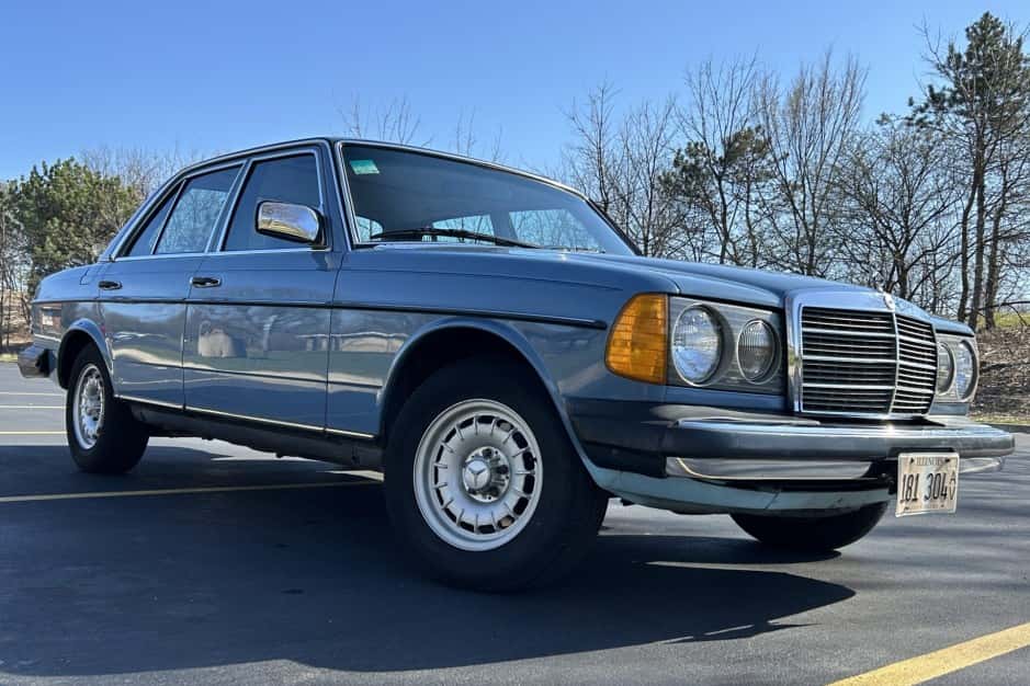 1982 Mercedes-Benz W123 sold for $13,000