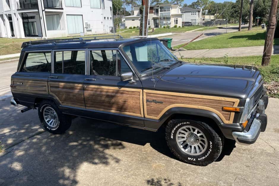 1990 Jeep SJ Grand Wagoneer sold for $13,100
