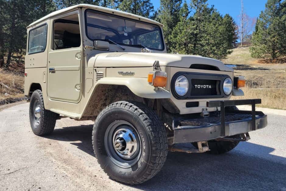 1976 Toyota Land Cruiser FJ40 sold for $17,250