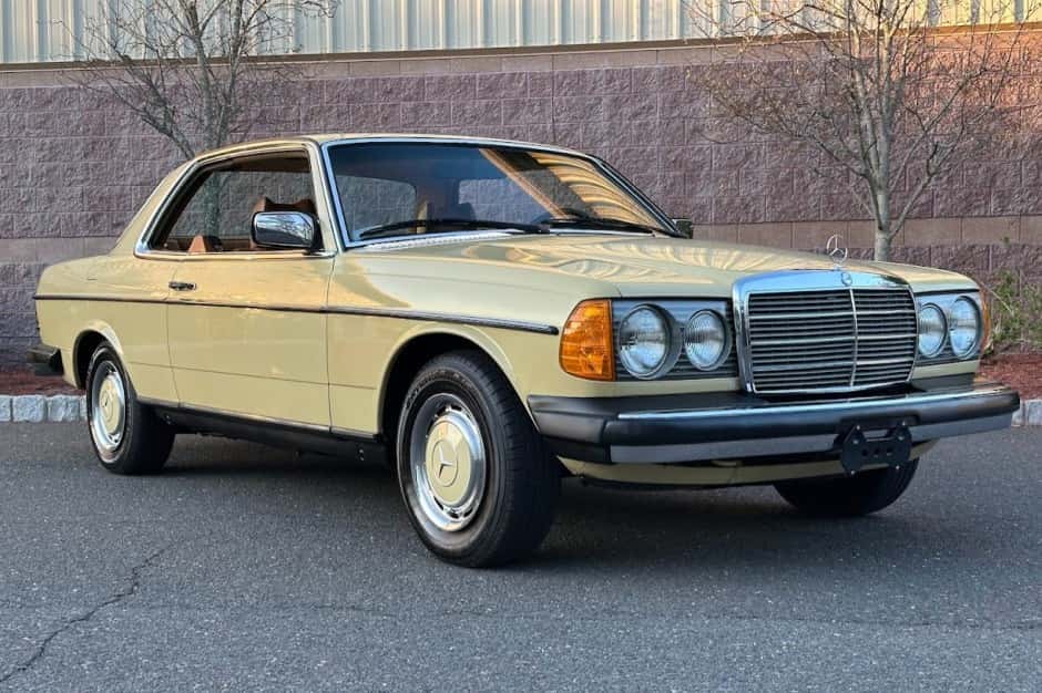 1978 Mercedes-Benz W123 sold for $25,000