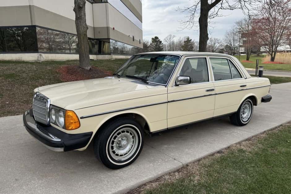 1979 Mercedes-Benz W123 sold for $14,250