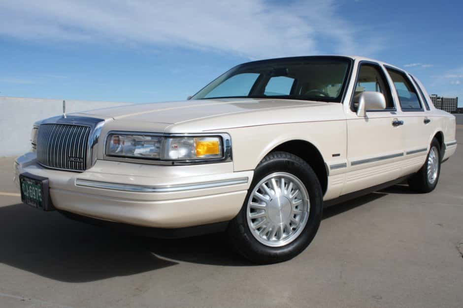 1995 Lincoln Town Car sold for $15,500