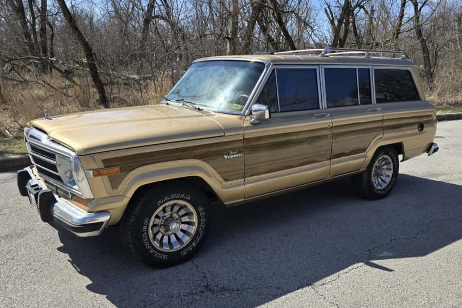 1986 Jeep SJ Grand Wagoneer sold for $14,000