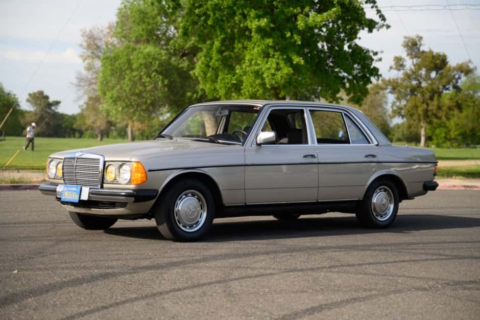 1983 Mercedes-Benz W123 sold for $10,750