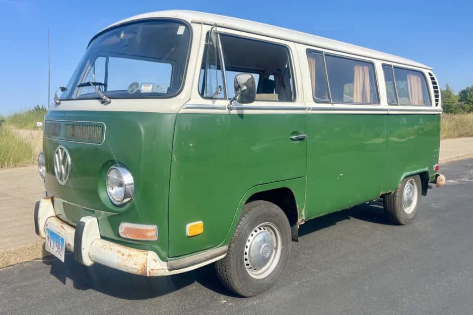 1971 Volkswagen Bay-Window Bus sold for $6,600