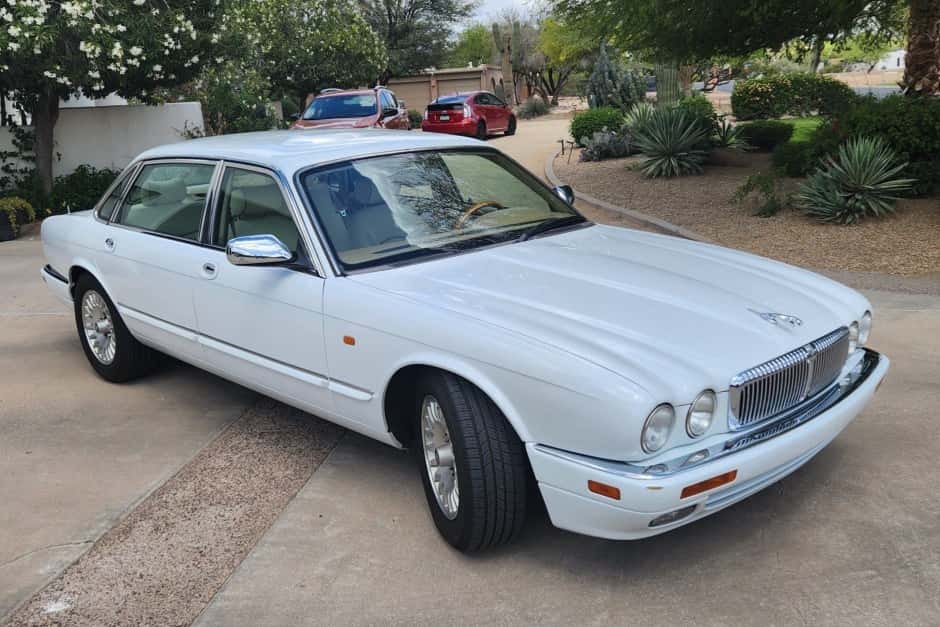 1996 Jaguar X300 XJ (1995-1997) sold for $7,621