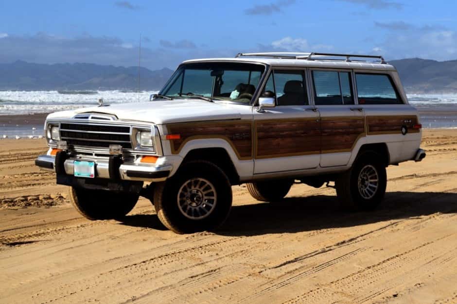1990 Jeep SJ Grand Wagoneer sold for $15,500