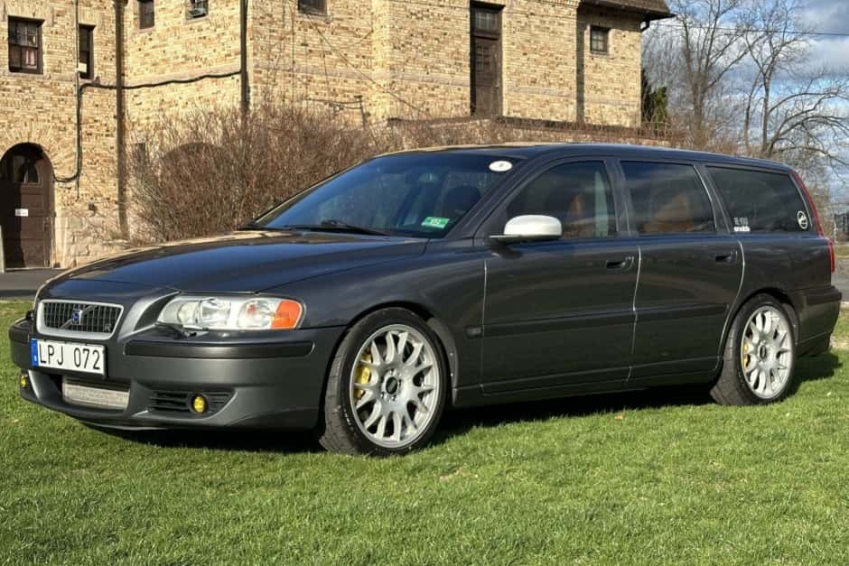 2004 Volvo V70R sold for $20,750