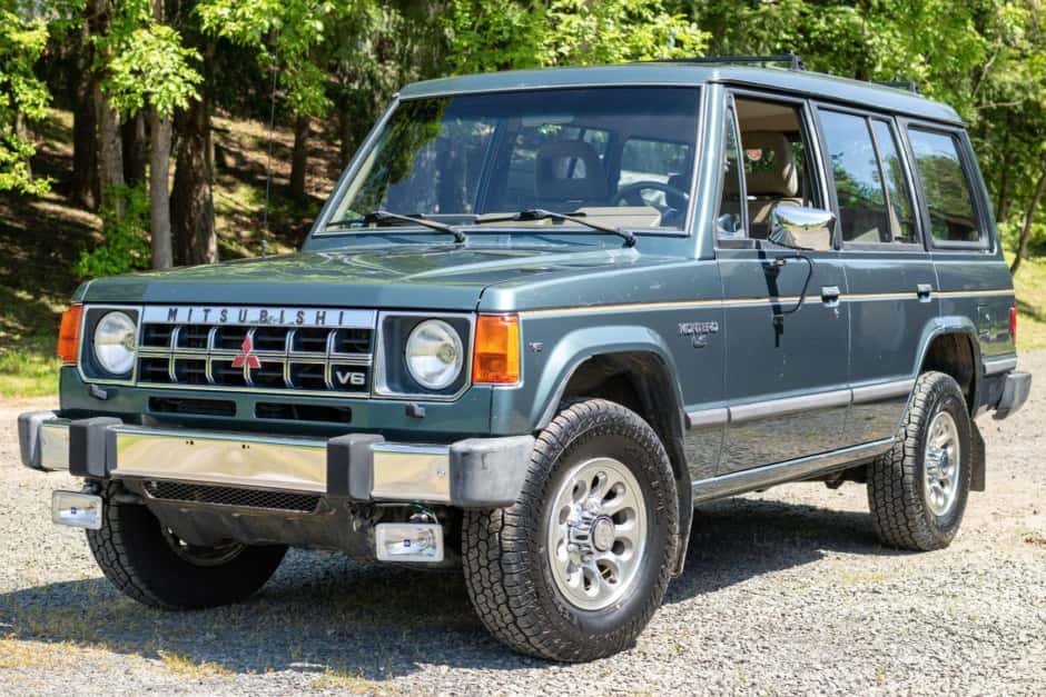 1990 Mitsubishi Pajero & Montero sold for $11,000