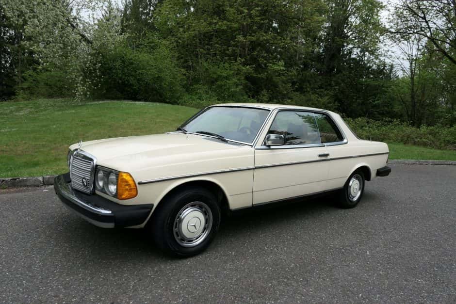 1979 Mercedes-Benz W123 sold for $5,300