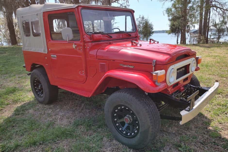 1977 Toyota Land Cruiser FJ40 sold for $15,555