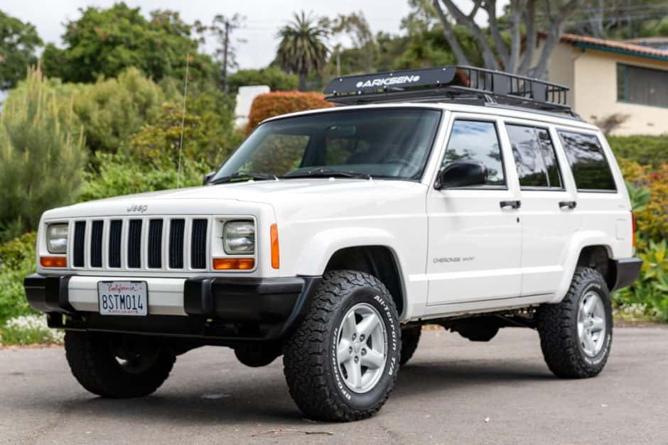 2000 Jeep XJ Cherokee sold for $9,300