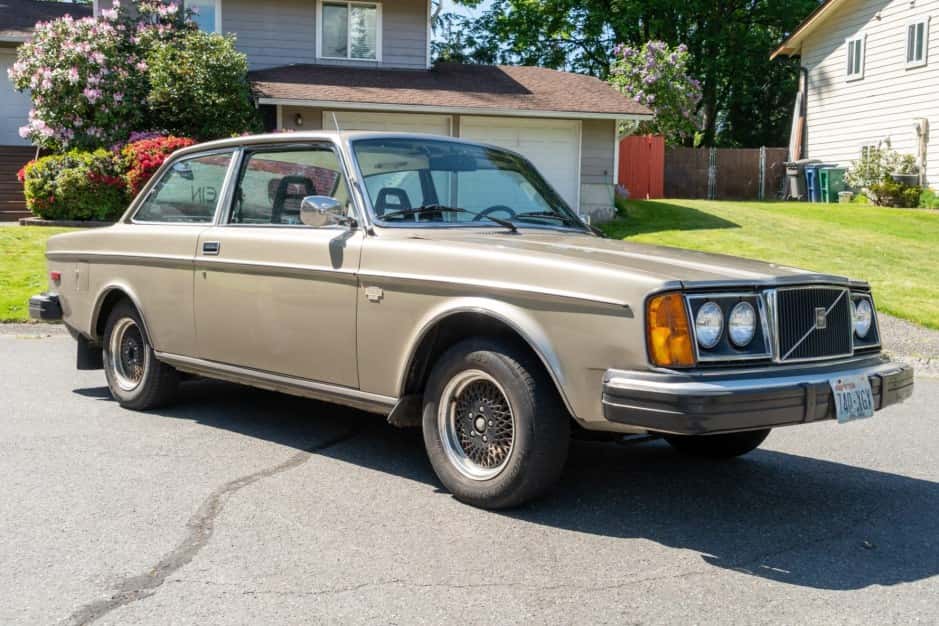 1976 Volvo 240 sold for $3,300