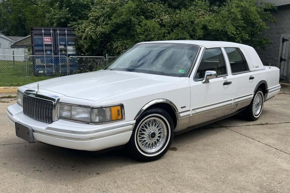 1994 Lincoln Town Car sold for $4,888