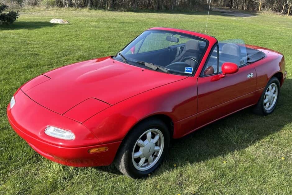 1992 Mazda NA MX-5 Miata sold for $10,999