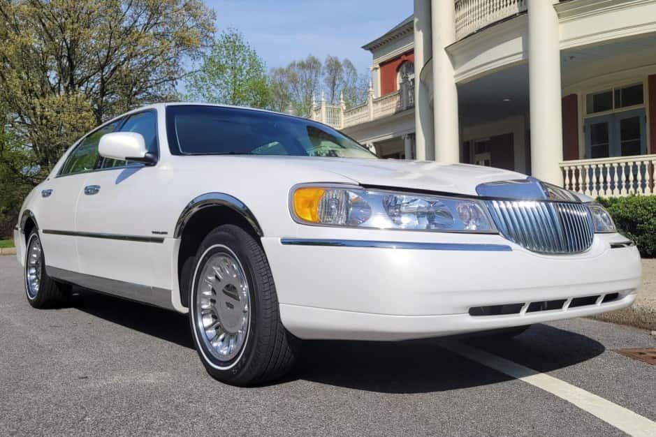2000 Lincoln Town Car sold for $17,500