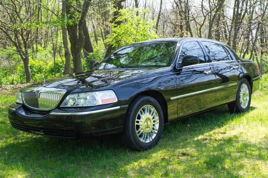 2008 Lincoln Town Car sold for $10,500