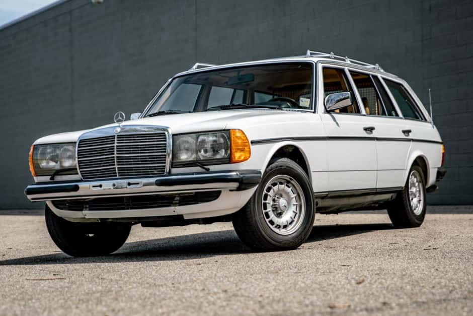 1980 Mercedes-Benz W123 sold for $11,000