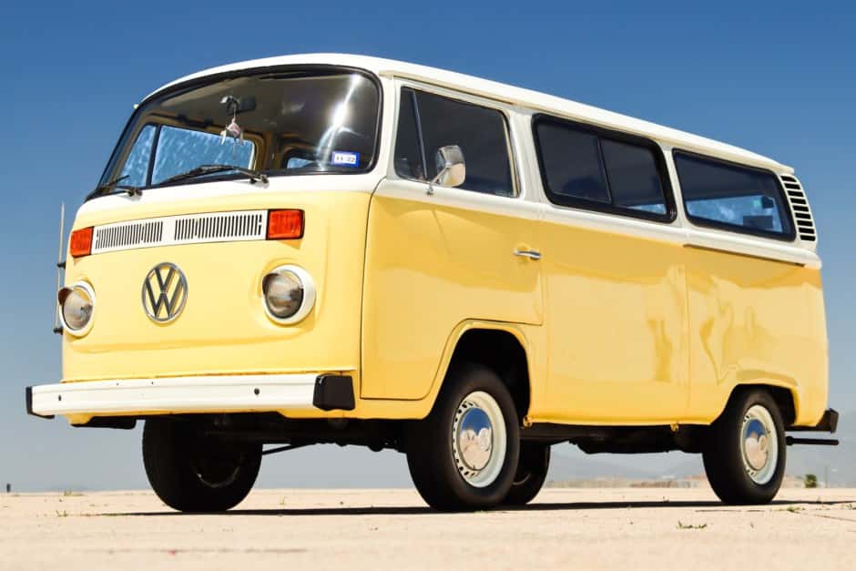 1981 Volkswagen Bay-Window Bus sold for $16,600