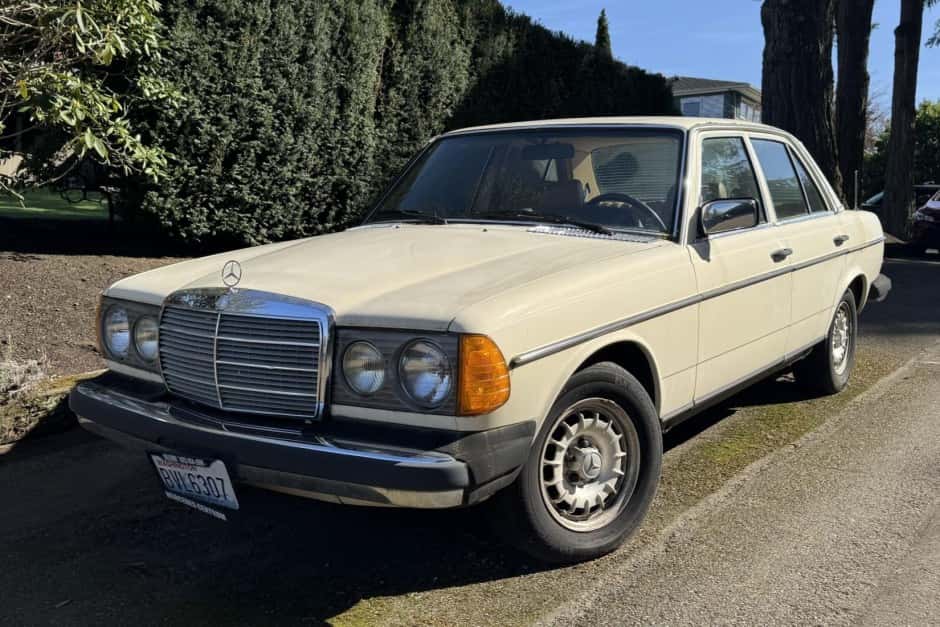 1980 Mercedes-Benz W123 sold for $3,600