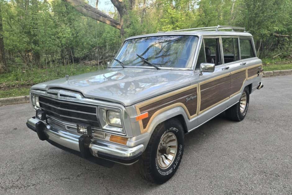 1987 Jeep SJ Wagoneer sold for $8,100