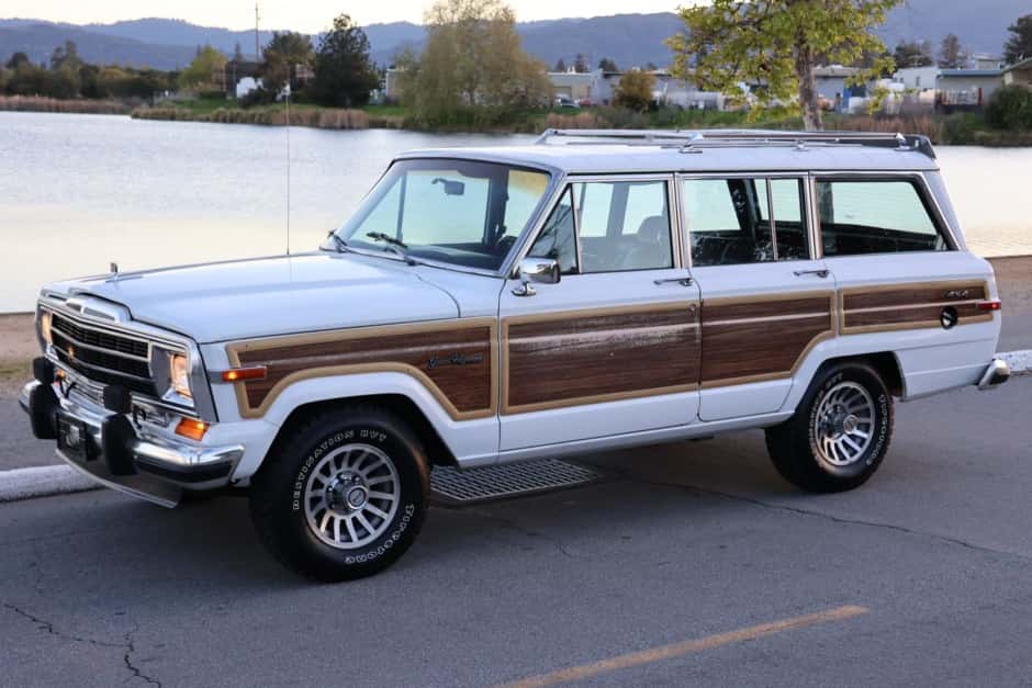 1990 Jeep SJ Grand Wagoneer sold for $17,000