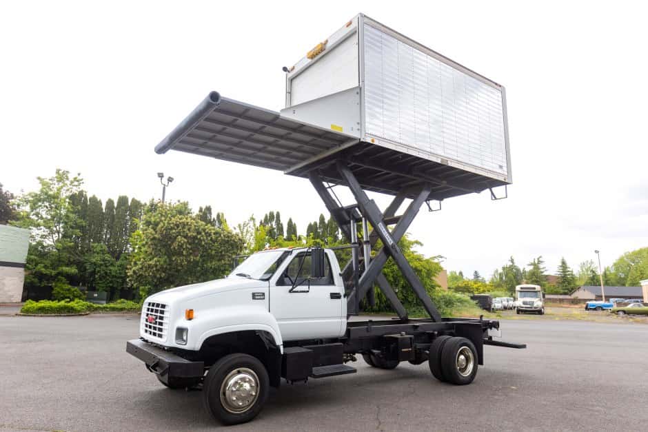 2000 GMC TopKick sold for $20,550