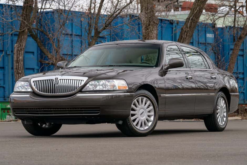 2005 Lincoln Town Car sold for $25,500
