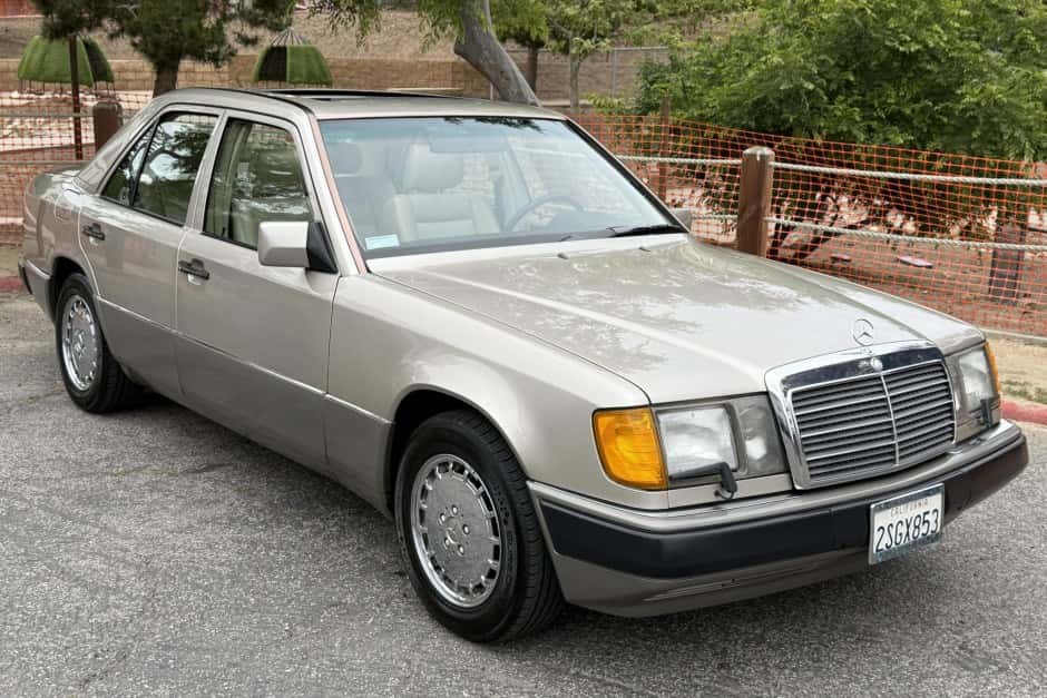 1990 Mercedes-Benz W124 E-Class sold for $13,250