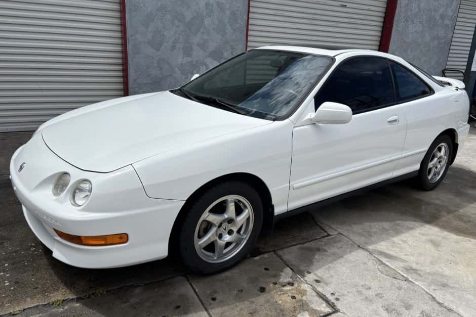 2000 Acura Integra sold for $25,988