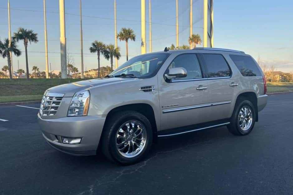 2009 Cadillac Escalade & EXT GMT900 (2007-2014) sold for $29,600