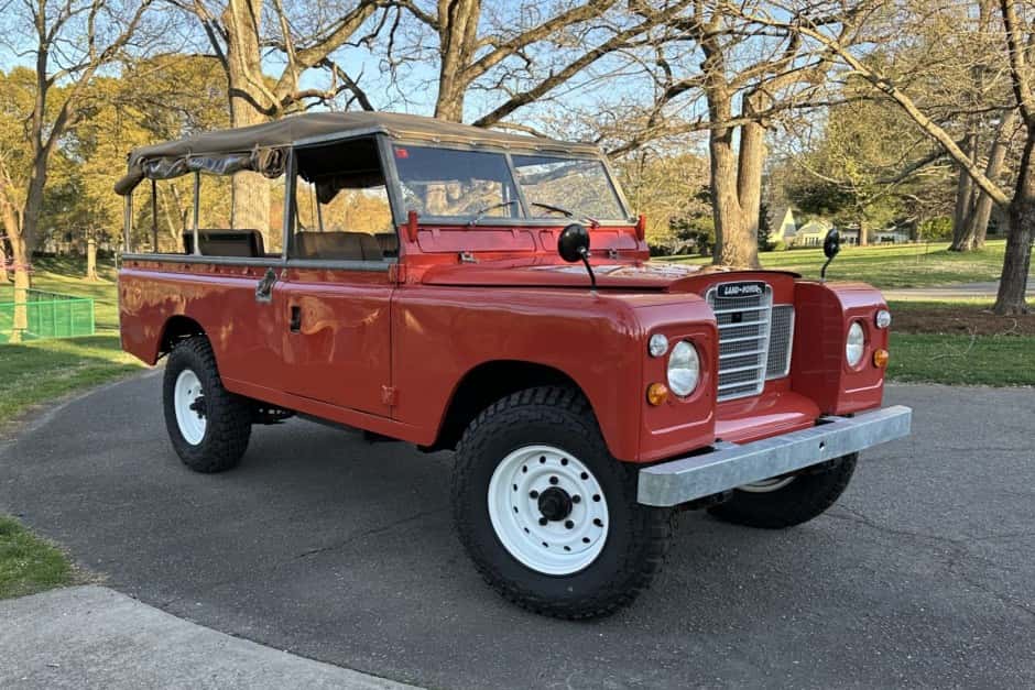 1975 Land Rover Series 109 sold for $12,100