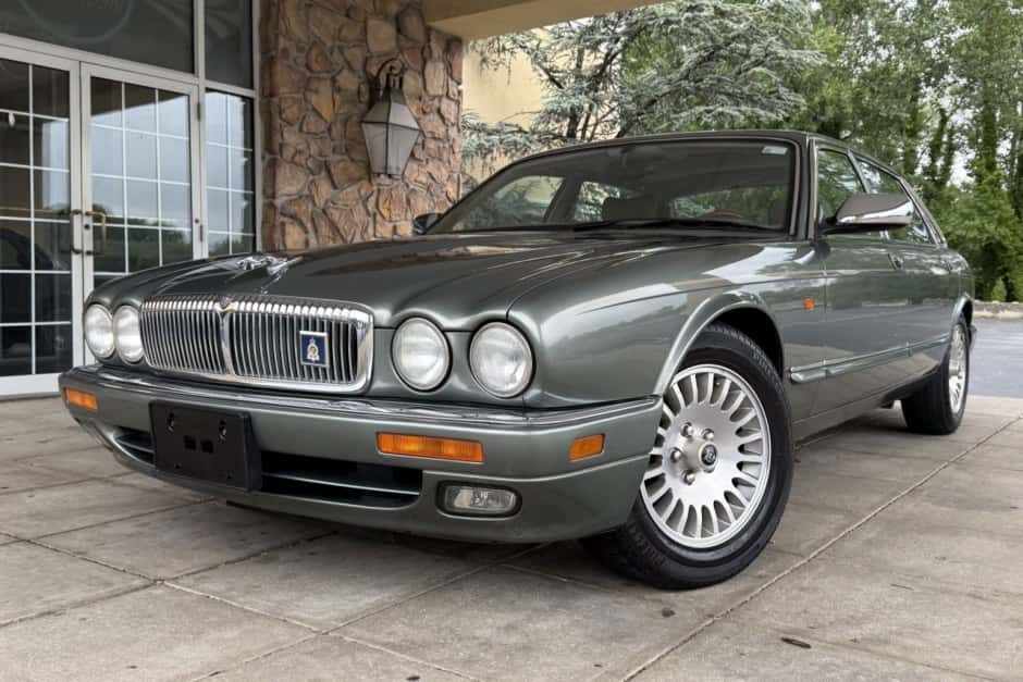 1996 Jaguar X300 XJ (1995-1997) sold for $14,250