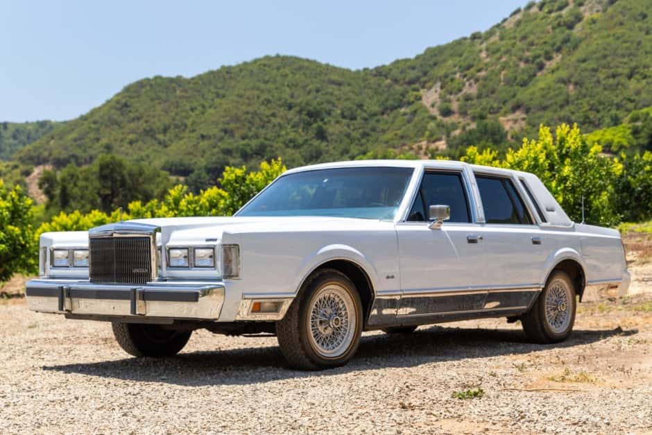 1986 Lincoln Town Car sold for $8,250