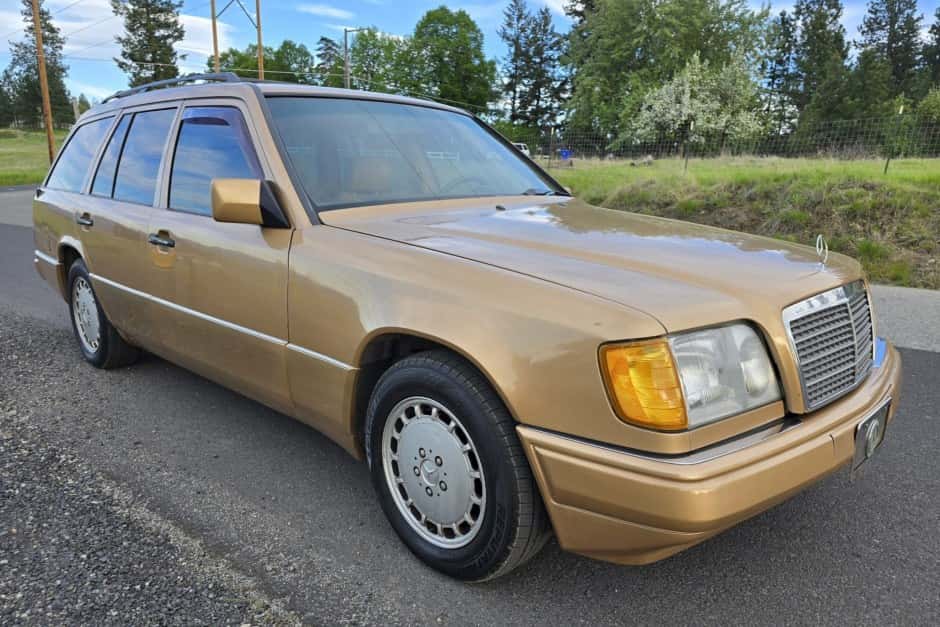 1987 Mercedes-Benz W124 E-Class sold for $5,556