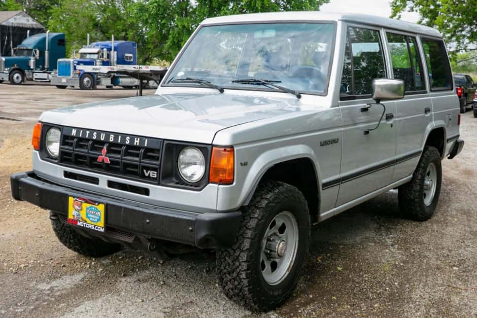 1990 Mitsubishi Pajero & Montero sold for $7,100