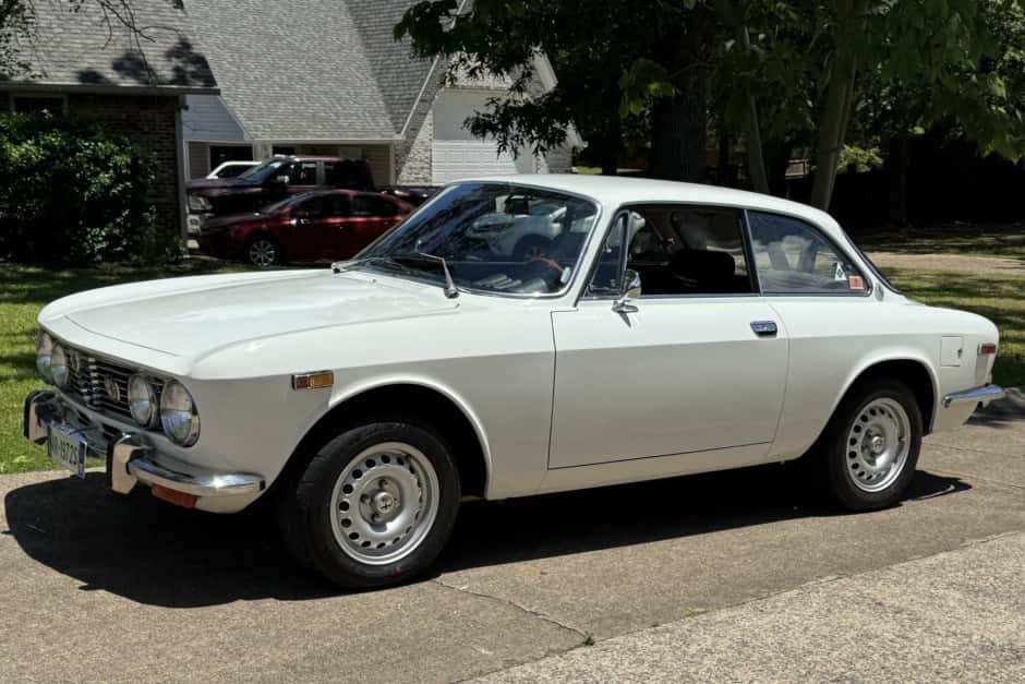 1972 Alfa Romeo 105/115 Series Coupe sold for $32,000