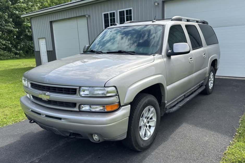 2004 Chevrolet Suburban (GMT800 2000-2006) sold for $10,500