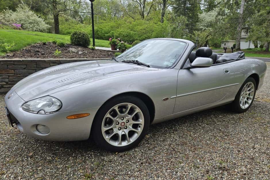2002 Jaguar XKR sold for $9,001