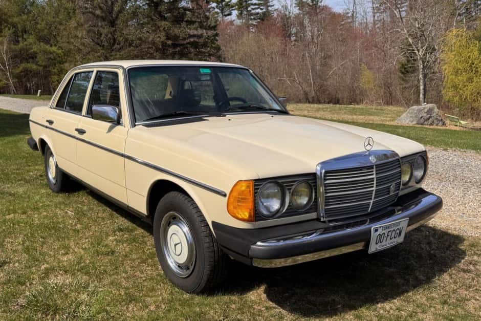 1983 Mercedes-Benz W123 sold for $3,000