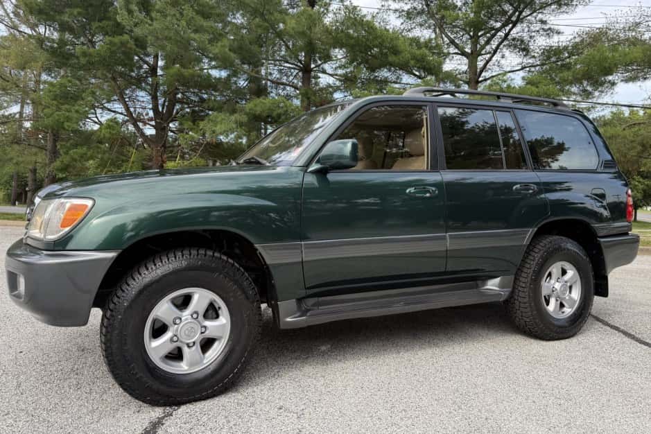 2000 Toyota Land Cruiser 100-Series sold for $15,550