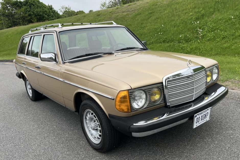 1985 Mercedes-Benz W123 sold for $18,420