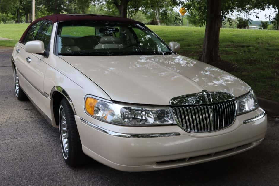 1998 Lincoln Town Car sold for $12,750