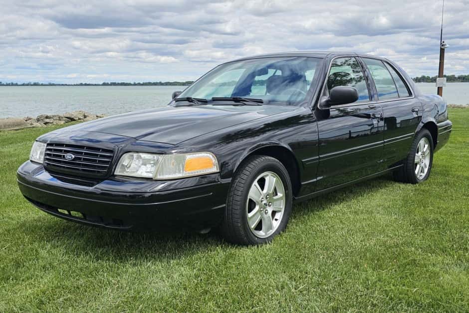 2006 Ford Crown Victoria sold for $9,700