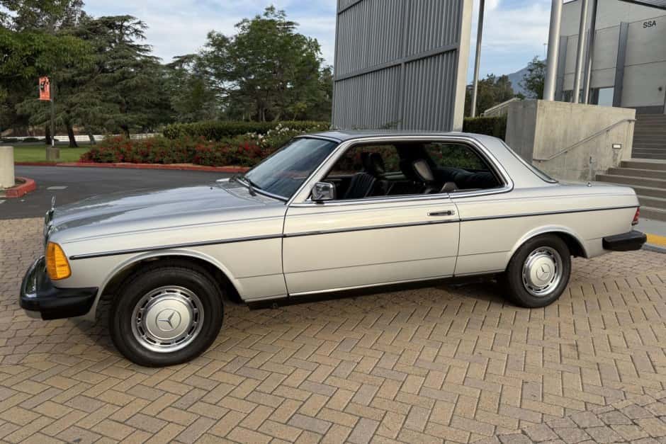 1978 Mercedes-Benz W123 sold for $16,000