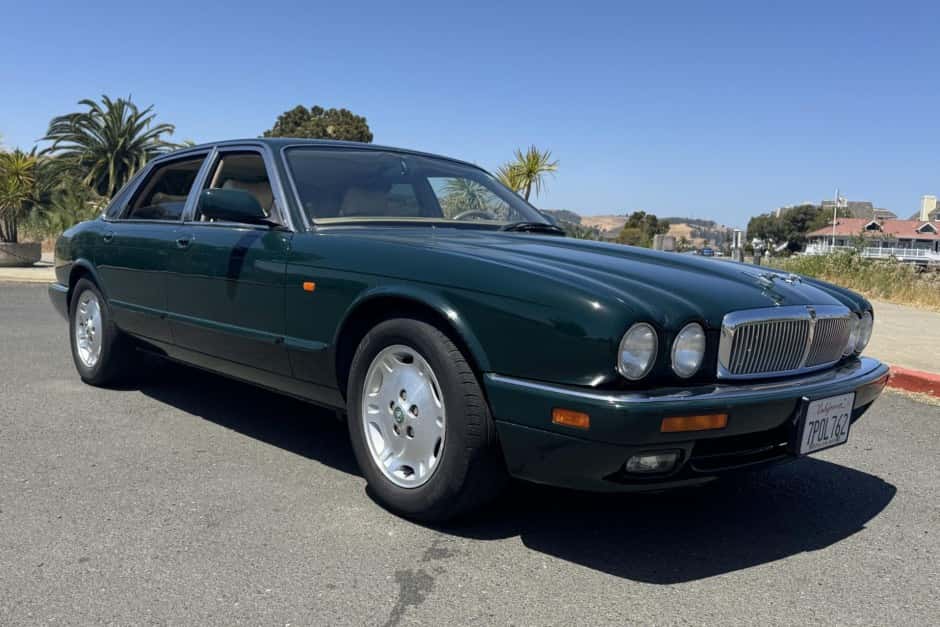 1995 Jaguar X300 XJ (1995-1997) sold for $5,700