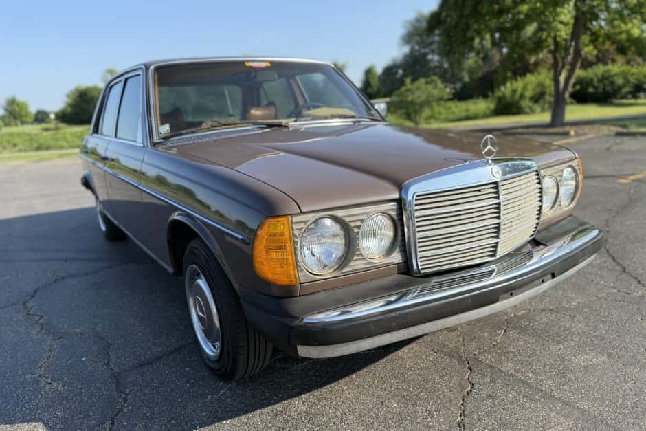 1979 Mercedes-Benz W123 sold for $4,100