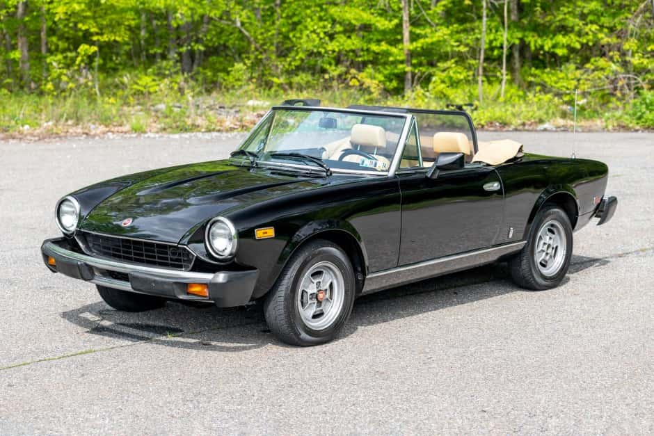 1980 Fiat 124 Spider (1966-1985) sold for $8,500